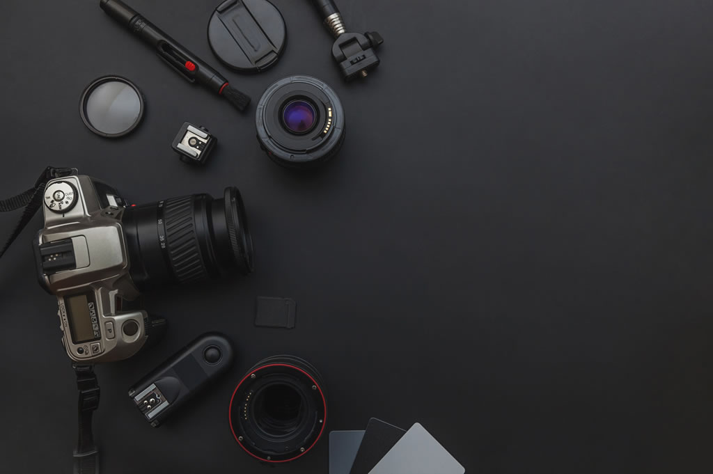 mirrorless vs dslr camera with accessories