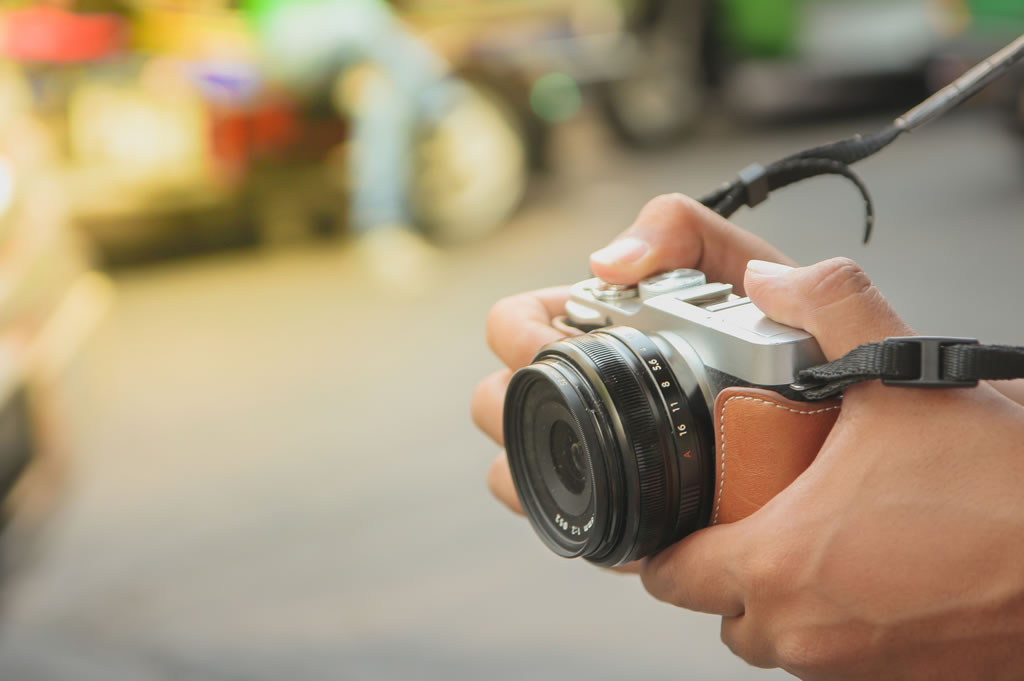 holding mirrorless camera