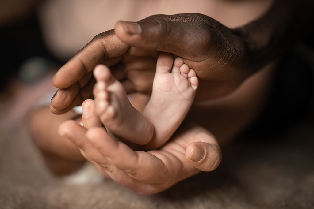 baby feet being held by two hands as a photo shoot idea 