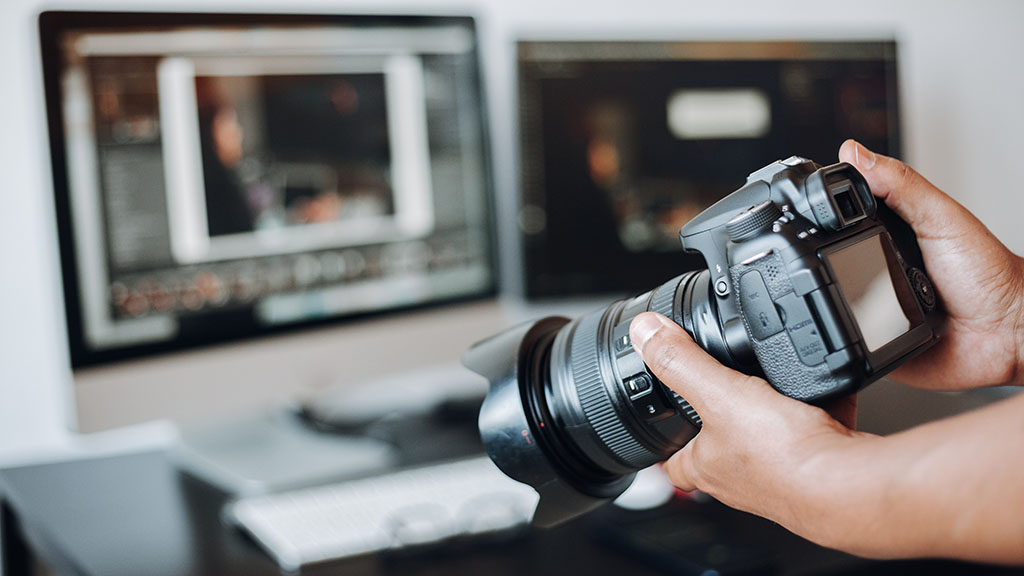 Checking a DSLR camera shutter count